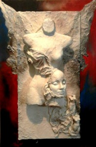 NOI PREFERIAMO GLI ANGELI Polimaterico sonoro su tela (cartapesta e schiuma poliuretanica) cm.80x120 Guido Folco,fondatore e curatore di Italia Arte e del Museo MIIT, fu il primo a credere in questo mio nuovo metodo di pittura materica e assemblaggio. "Noi preferiamo gli angeli"è nato durante una lezione di scenografia in cui spiegavo l'utilizzo del poliuretano espanso e del tessuto. Ho pensato poi di farne un quadro da inserire in una mostra dal titolo Angeli e Demoni e il titolo "Noi preferiamo gli angeli" è nato da solo, pensando che anche le mie allieve avrebbero preferito gli angeli... C'è più rilievo in quest'opera e meno colore e ad un certo punto è diventato sonoro. Non si può "non" far volare un angelo...così ho inserito un suono un po' teatrale che ricorda un battito d'ali. Domenico Borsella: Quel NOI, che Laura Mosca ha voluto anticipare nel titolo, è il diktat con cui stabilisce il suo confine. Inquieta la contraddizione tra il rosso purgatorio e il bianco delletereo, ma è solo un dettaglio nellimpasto di poliuretano, arricchito di ellenismo di maniera, che si erge ad angelo. Nel biancore, il busto, privo di volto, difende licona del non conosciuto, dellipotesi esistenziale mai provata, che non muove però a emozioni E allora Laura fa scivolare un drappo da cui appare un volto dolce, angelico, che raccoglie tutto su di sé e ci rassicura. La tela rinforza la natura celestiale del soggetto, nato dalle mani dellartista che ha emarginato i colori per esaltare il rilievo Un rilievo creato, non dipinto, un rilievo a cui fanno da ancelle due Grazie, minute nellangolo basso dove il drappo perde il suo fluire. Due ali elevano la materia e in fondo a tutto la Mosca escogita il contatto terreno con il suono generato da un pulsante. Noi dunque possiamo far volare gli angeli con vibrazioni sonore, è sempre nelle vibrazioni che le opere di Laura prendono il volo.