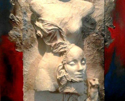 NOI PREFERIAMO GLI ANGELI Polimaterico sonoro su tela (cartapesta e schiuma poliuretanica) cm.80x120 Guido Folco,fondatore e curatore di Italia Arte e del Museo MIIT, fu il primo a credere in questo mio nuovo metodo di pittura materica e assemblaggio. "Noi preferiamo gli angeli"è nato durante una lezione di scenografia in cui spiegavo l'utilizzo del poliuretano espanso e del tessuto. Ho pensato poi di farne un quadro da inserire in una mostra dal titolo Angeli e Demoni e il titolo "Noi preferiamo gli angeli" è nato da solo, pensando che anche le mie allieve avrebbero preferito gli angeli... C'è più rilievo in quest'opera e meno colore e ad un certo punto è diventato sonoro. Non si può "non" far volare un angelo...così ho inserito un suono un po' teatrale che ricorda un battito d'ali. Domenico Borsella: Quel NOI, che Laura Mosca ha voluto anticipare nel titolo, è il diktat con cui stabilisce il suo confine. Inquieta la contraddizione tra il rosso purgatorio e il bianco delletereo, ma è solo un dettaglio nellimpasto di poliuretano, arricchito di ellenismo di maniera, che si erge ad angelo. Nel biancore, il busto, privo di volto, difende licona del non conosciuto, dellipotesi esistenziale mai provata, che non muove però a emozioni E allora Laura fa scivolare un drappo da cui appare un volto dolce, angelico, che raccoglie tutto su di sé e ci rassicura. La tela rinforza la natura celestiale del soggetto, nato dalle mani dellartista che ha emarginato i colori per esaltare il rilievo Un rilievo creato, non dipinto, un rilievo a cui fanno da ancelle due Grazie, minute nellangolo basso dove il drappo perde il suo fluire. Due ali elevano la materia e in fondo a tutto la Mosca escogita il contatto terreno con il suono generato da un pulsante. Noi dunque possiamo far volare gli angeli con vibrazioni sonore, è sempre nelle vibrazioni che le opere di Laura prendono il volo.