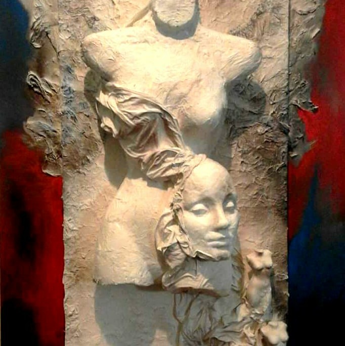 NOI PREFERIAMO GLI ANGELI Polimaterico sonoro su tela (cartapesta e schiuma poliuretanica) cm.80x120 Guido Folco,fondatore e curatore di Italia Arte e del Museo MIIT, fu il primo a credere in questo mio nuovo metodo di pittura materica e assemblaggio. "Noi preferiamo gli angeli"è nato durante una lezione di scenografia in cui spiegavo l'utilizzo del poliuretano espanso e del tessuto. Ho pensato poi di farne un quadro da inserire in una mostra dal titolo Angeli e Demoni e il titolo "Noi preferiamo gli angeli" è nato da solo, pensando che anche le mie allieve avrebbero preferito gli angeli... C'è più rilievo in quest'opera e meno colore e ad un certo punto è diventato sonoro. Non si può "non" far volare un angelo...così ho inserito un suono un po' teatrale che ricorda un battito d'ali. Domenico Borsella: Quel NOI, che Laura Mosca ha voluto anticipare nel titolo, è il diktat con cui stabilisce il suo confine. Inquieta la contraddizione tra il rosso purgatorio e il bianco delletereo, ma è solo un dettaglio nellimpasto di poliuretano, arricchito di ellenismo di maniera, che si erge ad angelo. Nel biancore, il busto, privo di volto, difende licona del non conosciuto, dellipotesi esistenziale mai provata, che non muove però a emozioni E allora Laura fa scivolare un drappo da cui appare un volto dolce, angelico, che raccoglie tutto su di sé e ci rassicura. La tela rinforza la natura celestiale del soggetto, nato dalle mani dellartista che ha emarginato i colori per esaltare il rilievo Un rilievo creato, non dipinto, un rilievo a cui fanno da ancelle due Grazie, minute nellangolo basso dove il drappo perde il suo fluire. Due ali elevano la materia e in fondo a tutto la Mosca escogita il contatto terreno con il suono generato da un pulsante. Noi dunque possiamo far volare gli angeli con vibrazioni sonore, è sempre nelle vibrazioni che le opere di Laura prendono il volo.